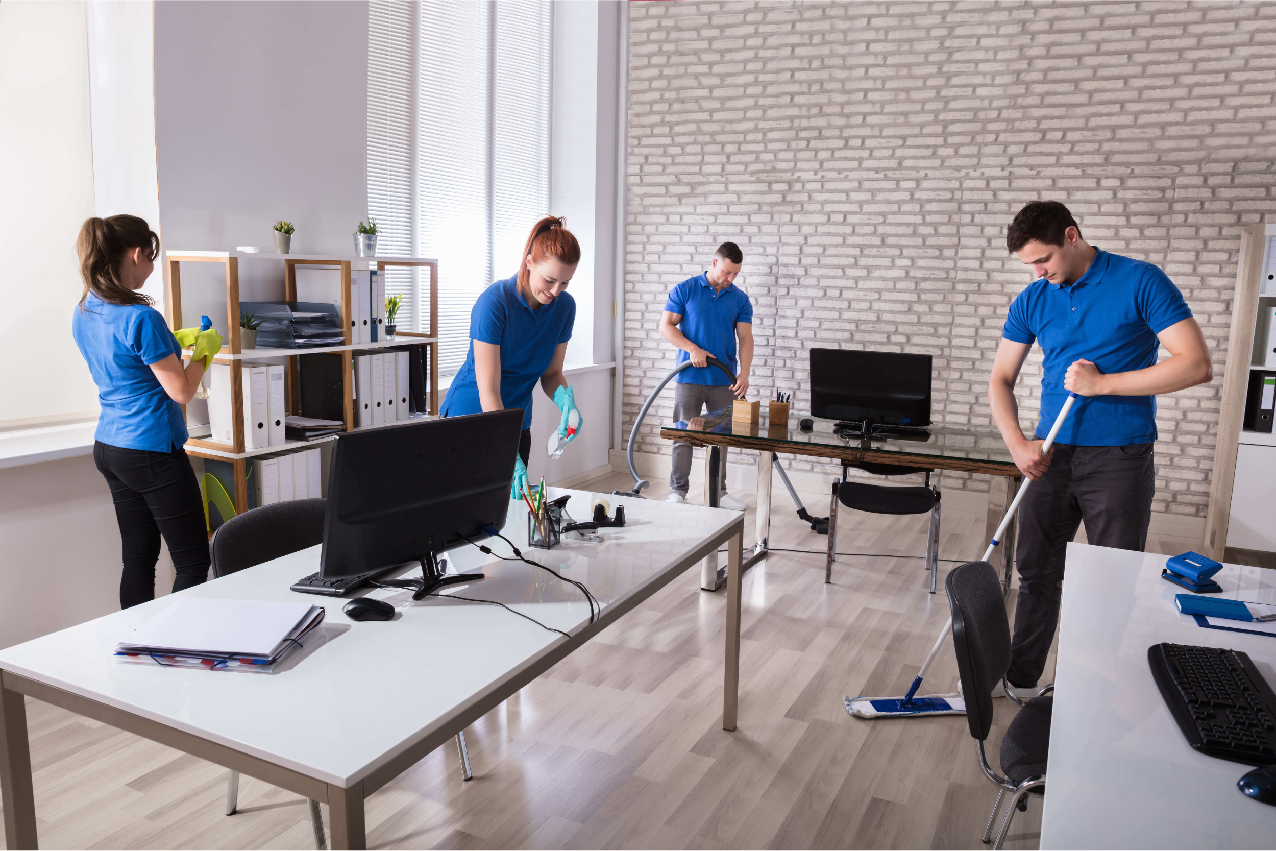 mensen die aan het schoonmaken zijn in een bedrijf