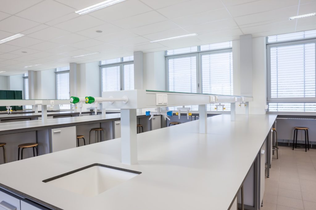 Modern en schoon laboratorium met werkbanken en laboratoriumkranen.