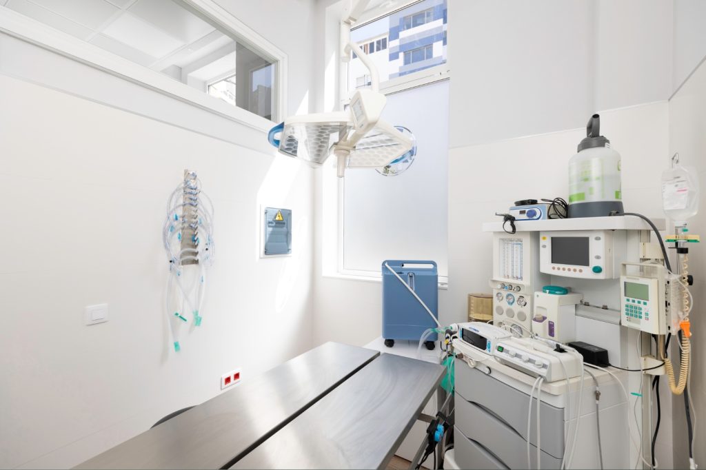 Steriel en grondig gereinigde behandelkamer in een dierenartspraktijk met moderne medische apparatuur en goede verlichting.