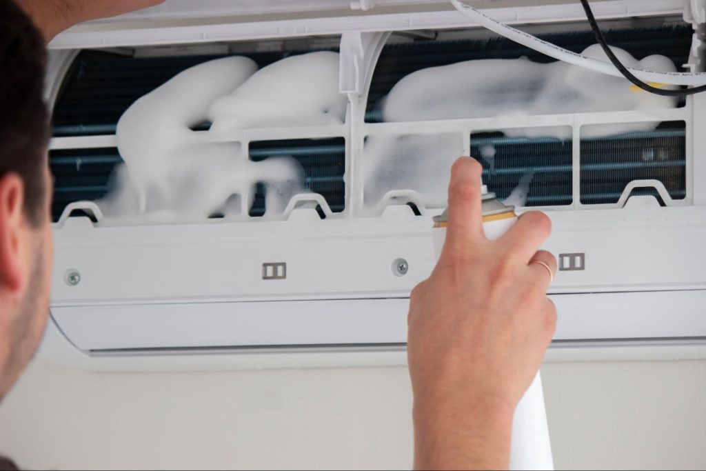 Professionele reiniging van een airco-installatie om een gezond binnenklimaat op kantoor te garanderen