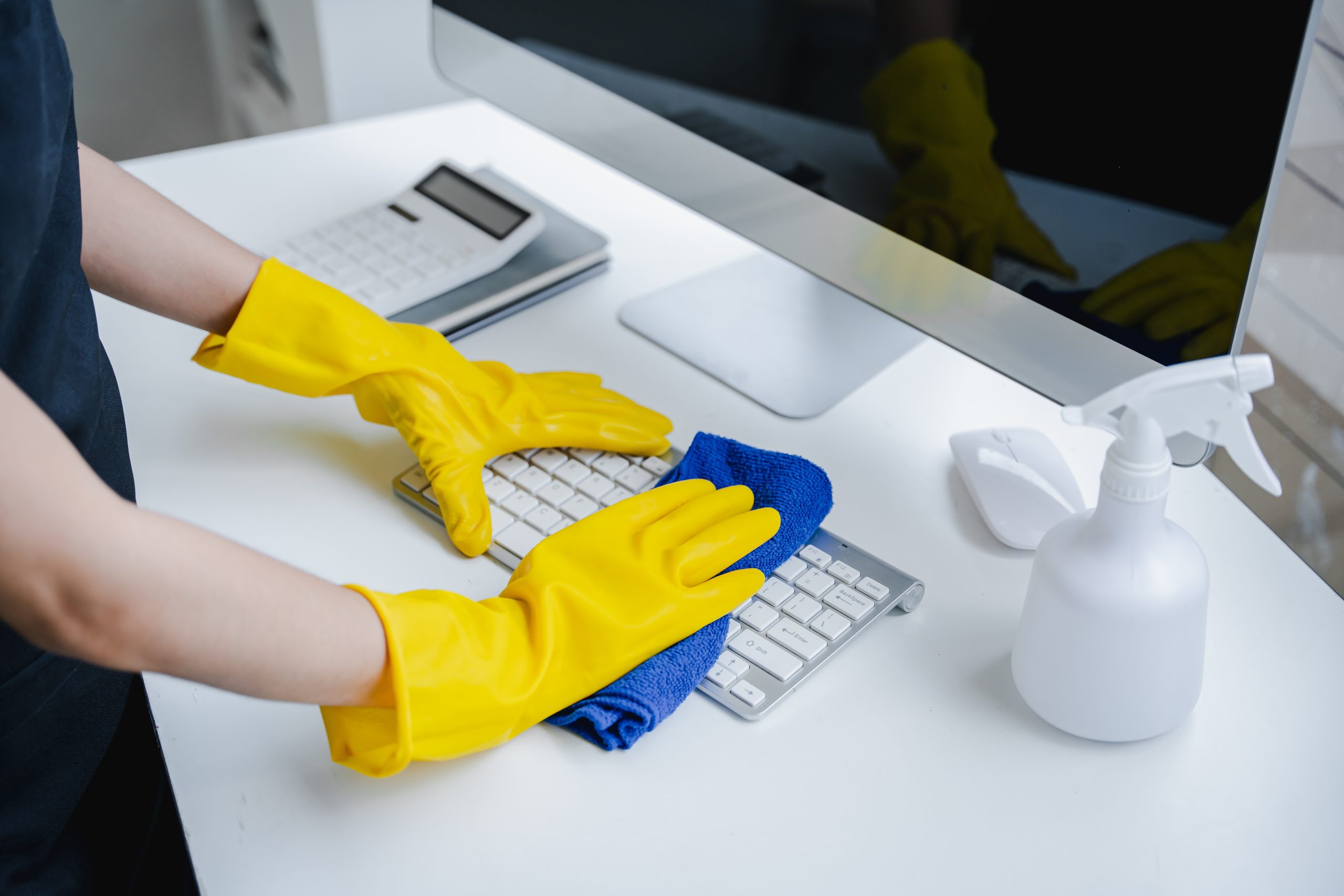 Het reinigen en ontsmetten van bureaus en toetsenborden verlaagt de kans op besmettingen en ziekteverzuim op kantoor